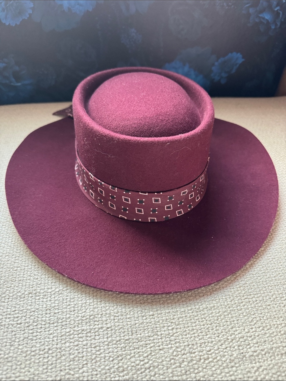Stylish Women's Wide-Brim Wool Felt Hat in Burgundy